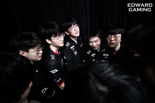 选手们通过 选手们通过